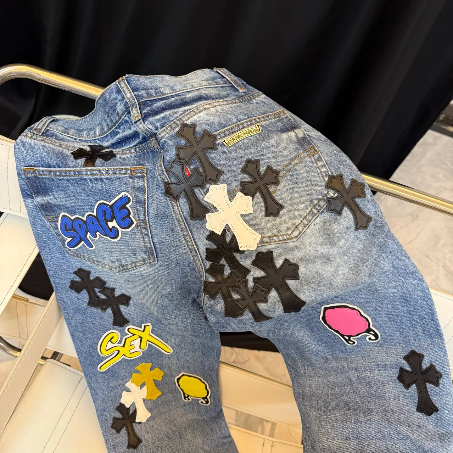 P330 model number: D334 ChromeHearts graffiti leather cow king color #washed blue size #28-36 (s m l xl xxl) S waist 77 hip 102 trouser length 102 trouser opening 20 M waist 81 hip 106 trouser length 104 trouser opening 21 L waist 85 hip 110 trouser length 106 Cuff 21.5